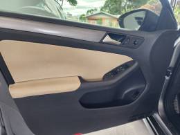 VOLKSWAGEN - JETTA - 2011/2012 - Cinza - R$ 68.900,00